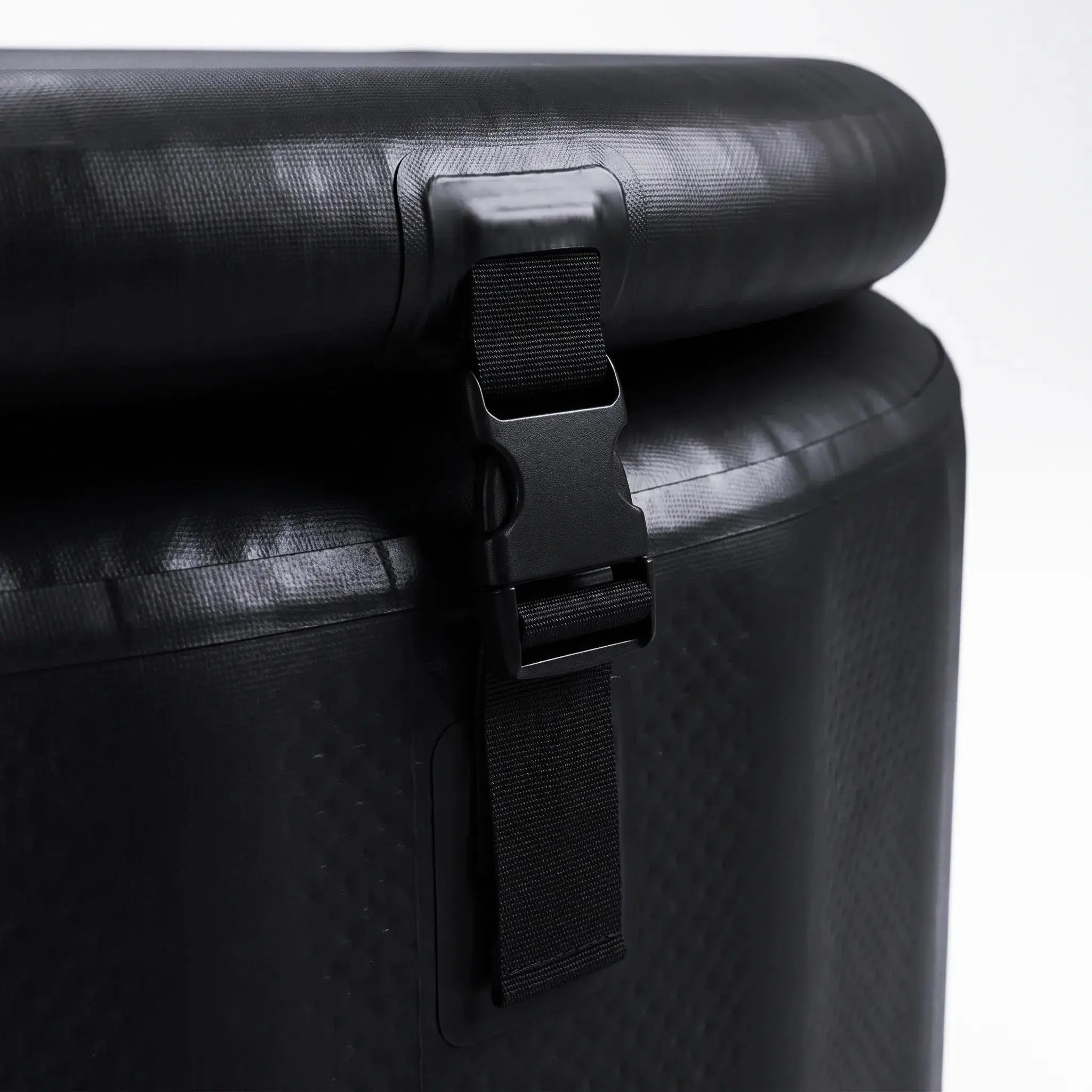 Detail van de verstelbare spanband en de verstevigde bovenrand van de Recovery Barrel Pro