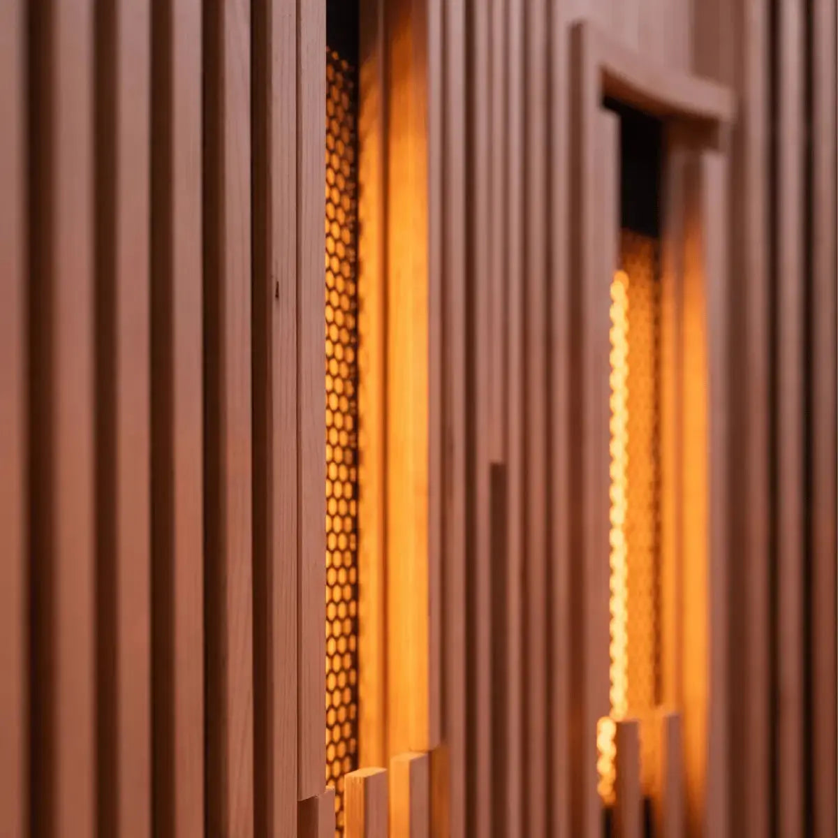 Close-up van de infraroodstralers achter de houten lamellen van de ICEO Maan infraroodsauna