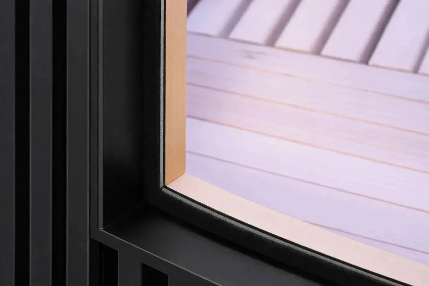Detail van het zwarte deurkozijn en de lichte houten binnenzijde van de ICEO Maan infraroodsauna