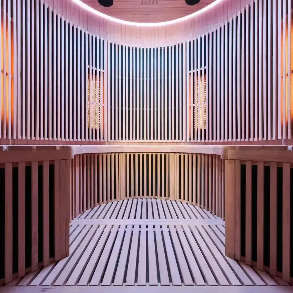Interieur met houten vloerrooster en zitbank in de ICEO Maan infraroodsauna voor 4 personen