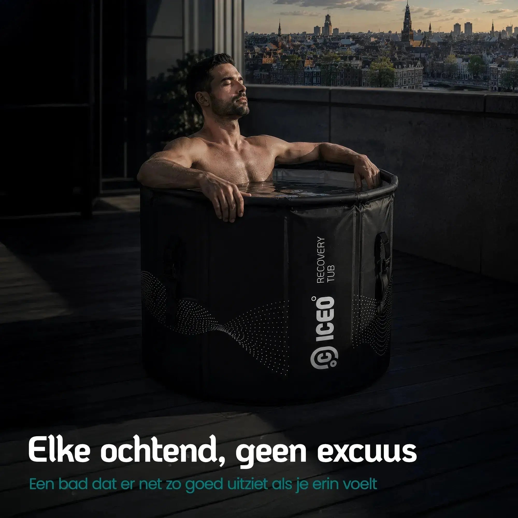 Man zit in de ICEO Recovery Tub op een dakterras tijdens zijn ochtendroutine