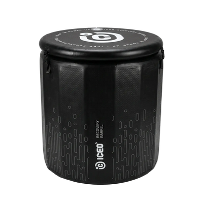 ICEO Recovery Barrel Pro ijsbad met dichtgeklapt deksel op donkere achtergrond
