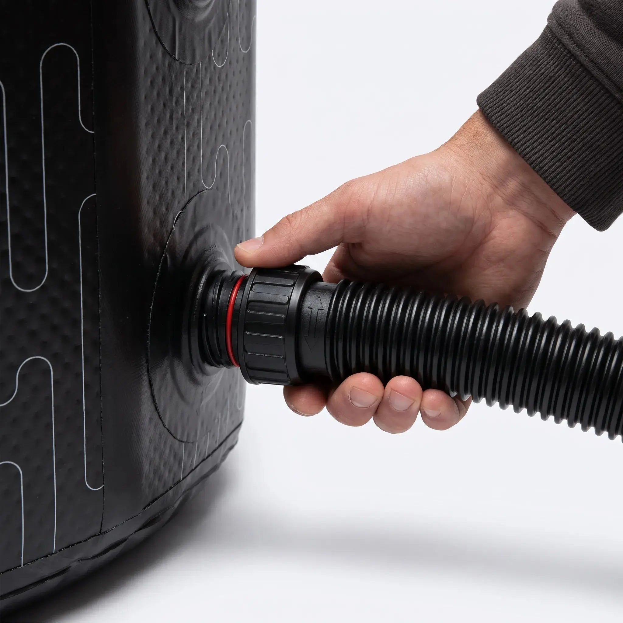 Koelerslang aansluiten op de zijkant van de ICEO Recovery Barrel Pro