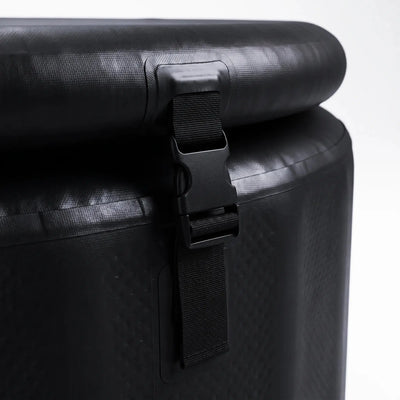 Detail van de verstelbare spanband en de verstevigde bovenrand van de Recovery Barrel Pro