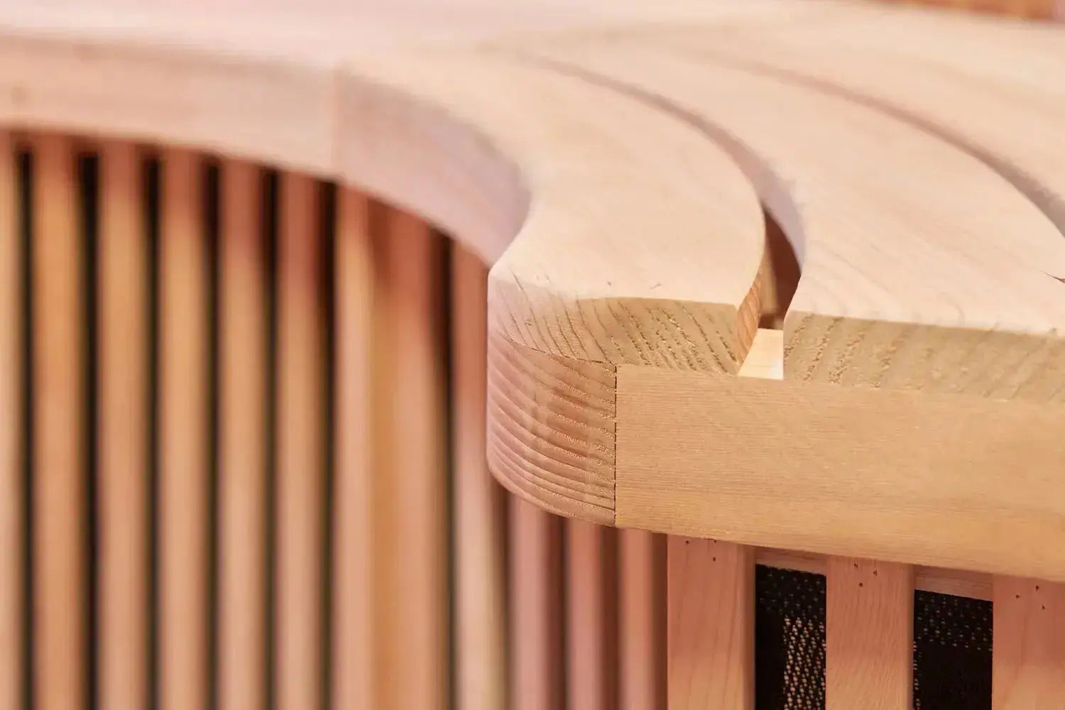 Detail van de gebogen houten zitbank in de ICEO Maan infraroodsauna voor 2 personen