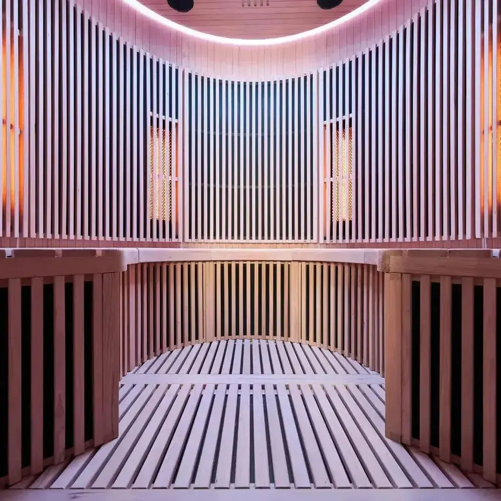 Interieur van de ICEO Maan infraroodsauna voor 4 personen met houten vloerrooster en indirecte verlichting