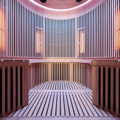 Interieur van de ICEO Maan infraroodsauna voor 4 personen met houten vloerrooster en indirecte verlichting