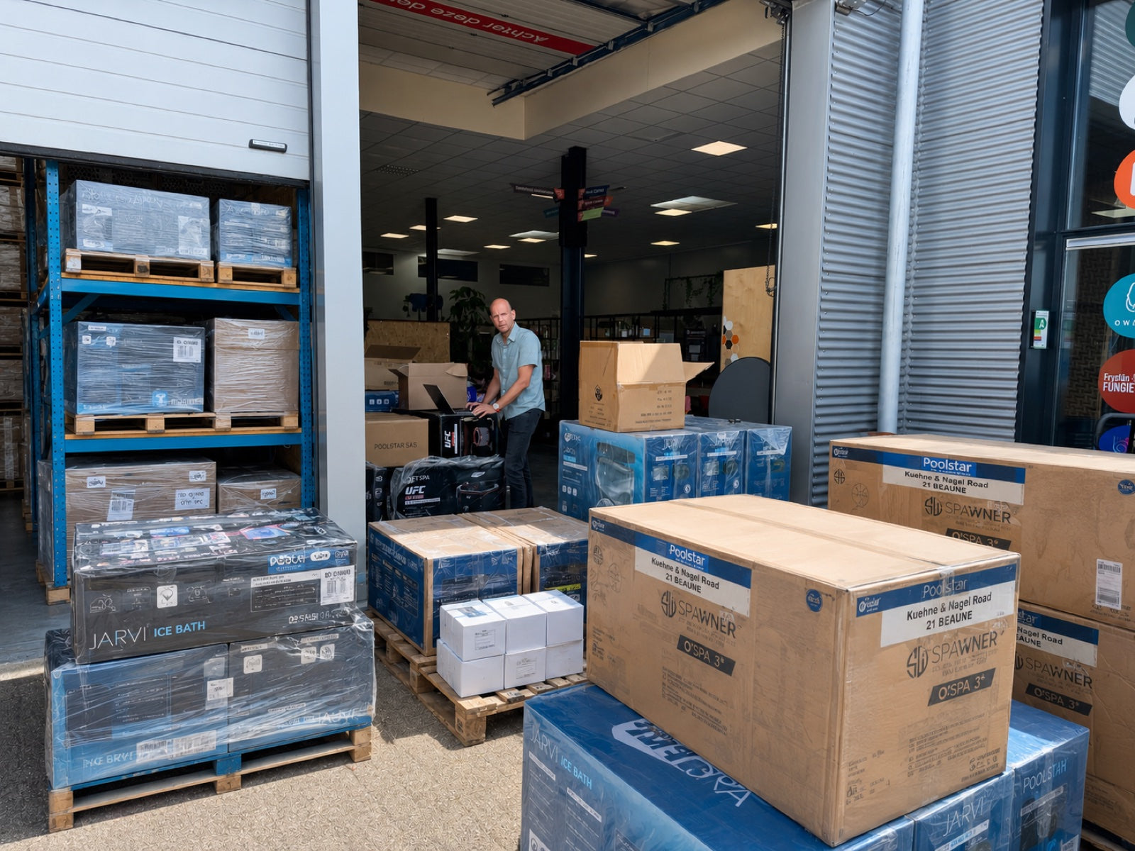 ICEO-magazijn in Leeuwarden met ijsbaden en sauna's op pallets, klaar voor levering