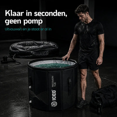 Man vult de ICEO Recovery Tub met water, klaar in seconden zonder pomp